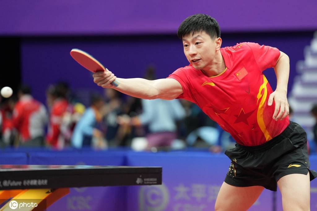 片中布鲁斯向大家解释他为什么杀死恺撒在座的也许有恺撒的至亲密友，我要对他说，布鲁特斯对恺撒的爱不亚于那么，如果这位朋友要求我布鲁特斯解释为什么反抗恺撒，我的回答如下除马克·安东尼外，恺撒的朋友们纷纷为布鲁特斯的讲话喝彩。